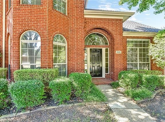 3rd image of 2909 Oak Tree Dr