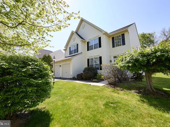 305 McFarland Dr, Downingtown, PA 19335