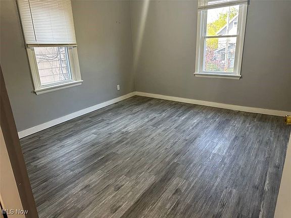 3rd image of 190 E Mapledale Ave #1