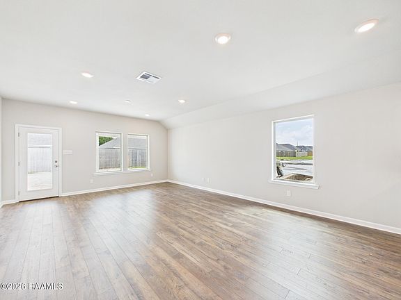 4th image of 207 Eagle Heights Dr