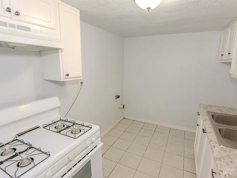 9706 Farragut St — Photo 6