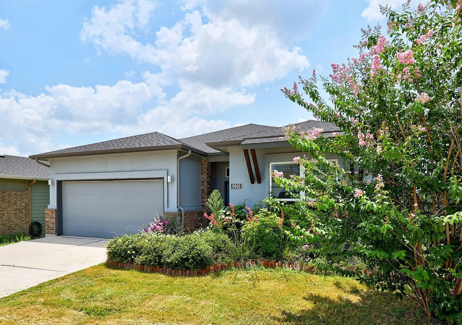 Amazing 3 bed 2 bath in Manor — Photo 2