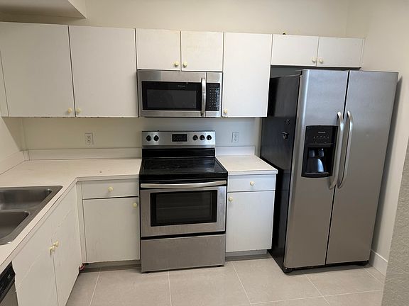 5th image of 1095 Golden Lakes Blvd