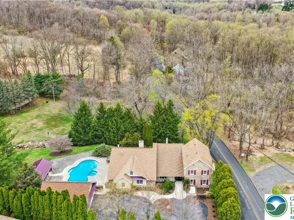 2714 Bergstresser Dr, Hellertown, PA 18055