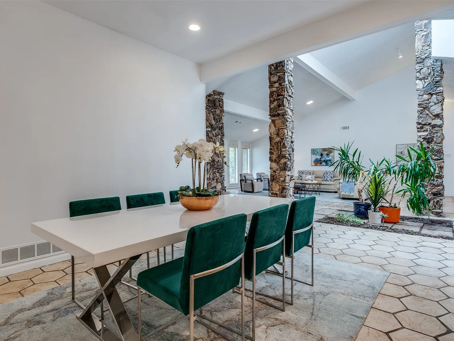 4 bed, 3.0 bath, 3556 sqft, $5,700 — Photo 4