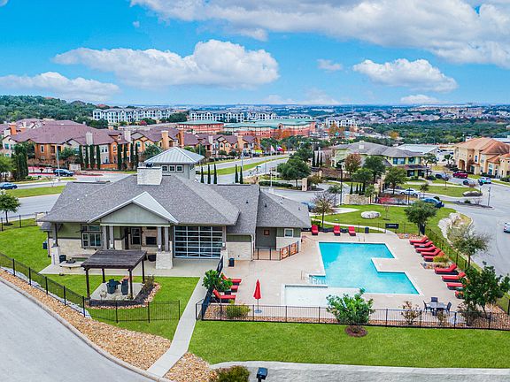 Luxurious Pool/BBQ Area