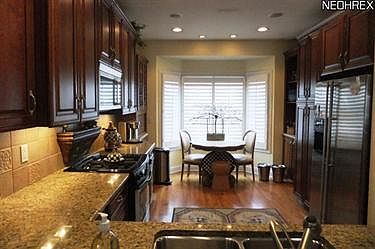 4th image of 10 Somerset Dr