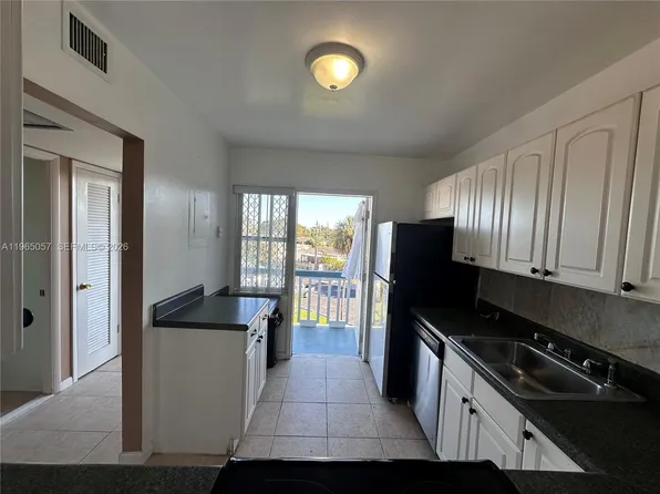 2223 Park Ln APT 304, Hollywood, FL 33021