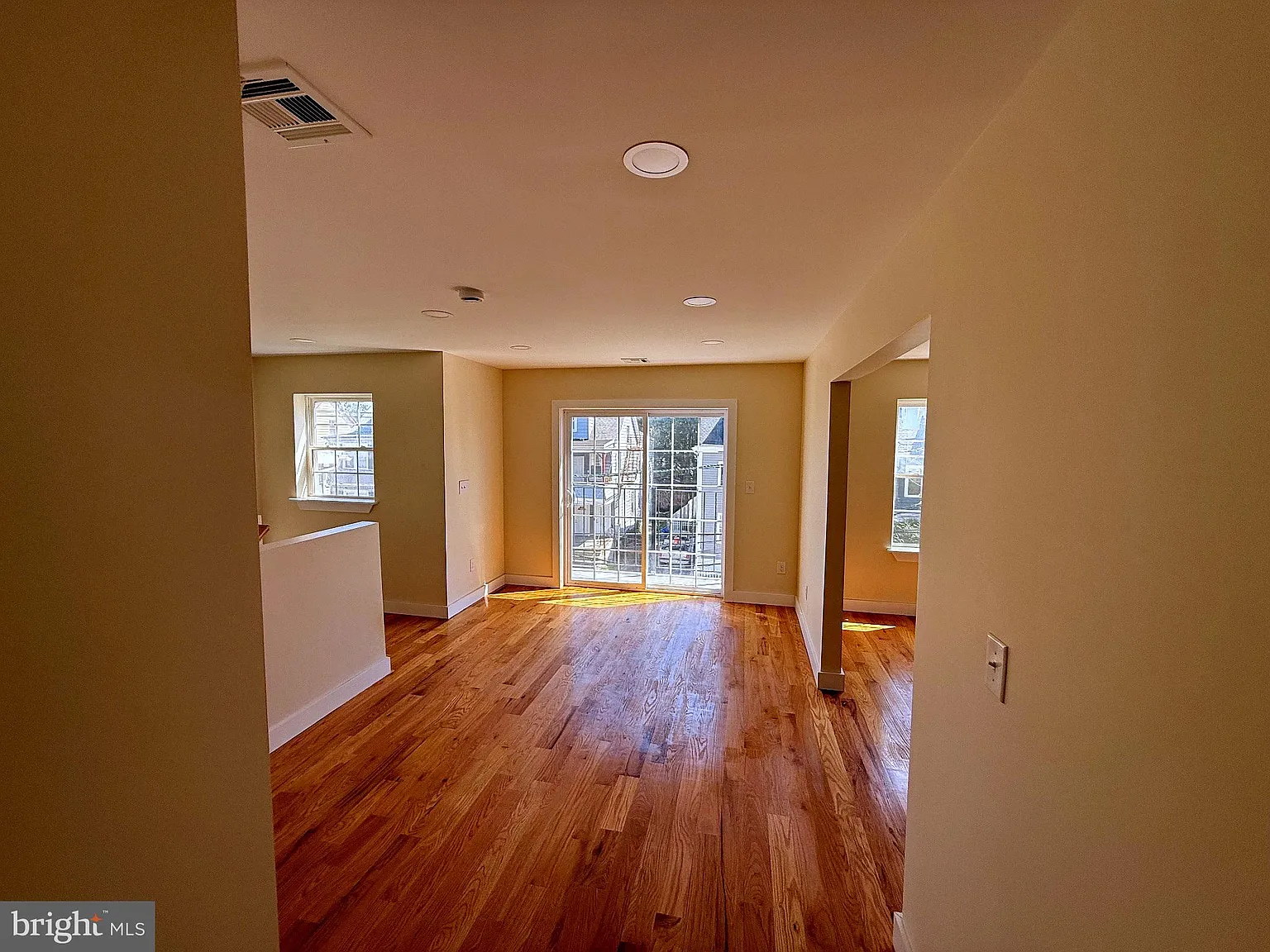 3 bed, 2.0 bath, 1300 sqft, $3,000 — Photo 4