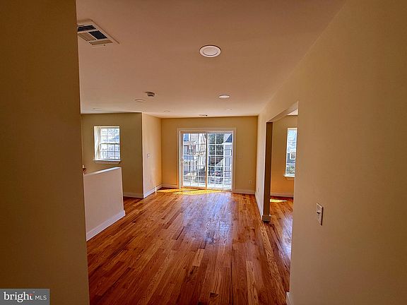 4th image of 271 Schley St #2