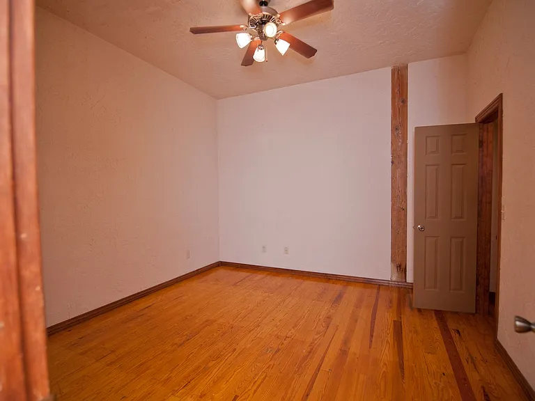 235 N Market Ave — Photo 13