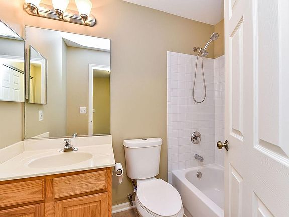 2nd floor: bathroom (shared)