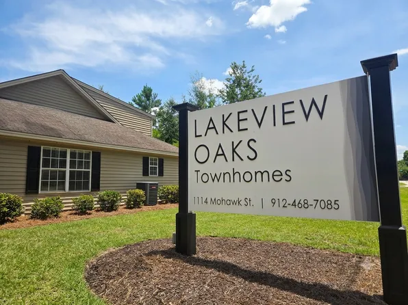 Lakeview Oaks Townhomes