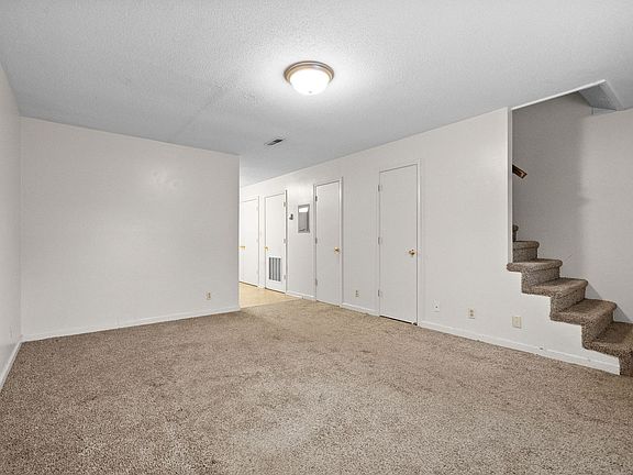4th image of 261 Winters Ct #261B