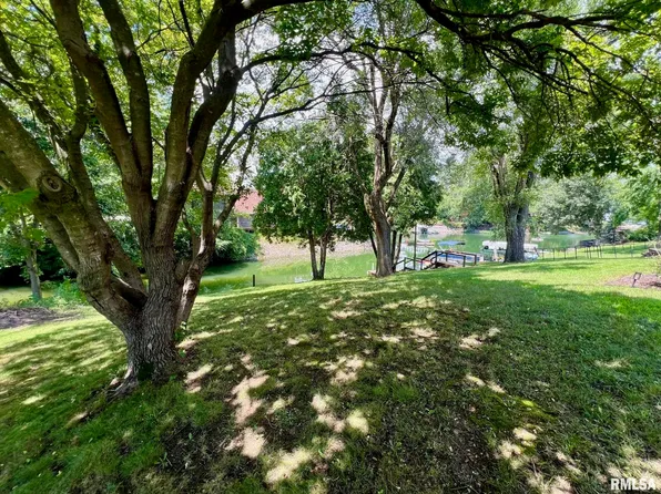 463 Juniper Dr, Petersburg, IL 62675