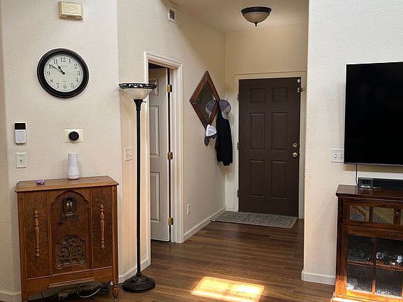5th image of 1382 N Stratton Ave