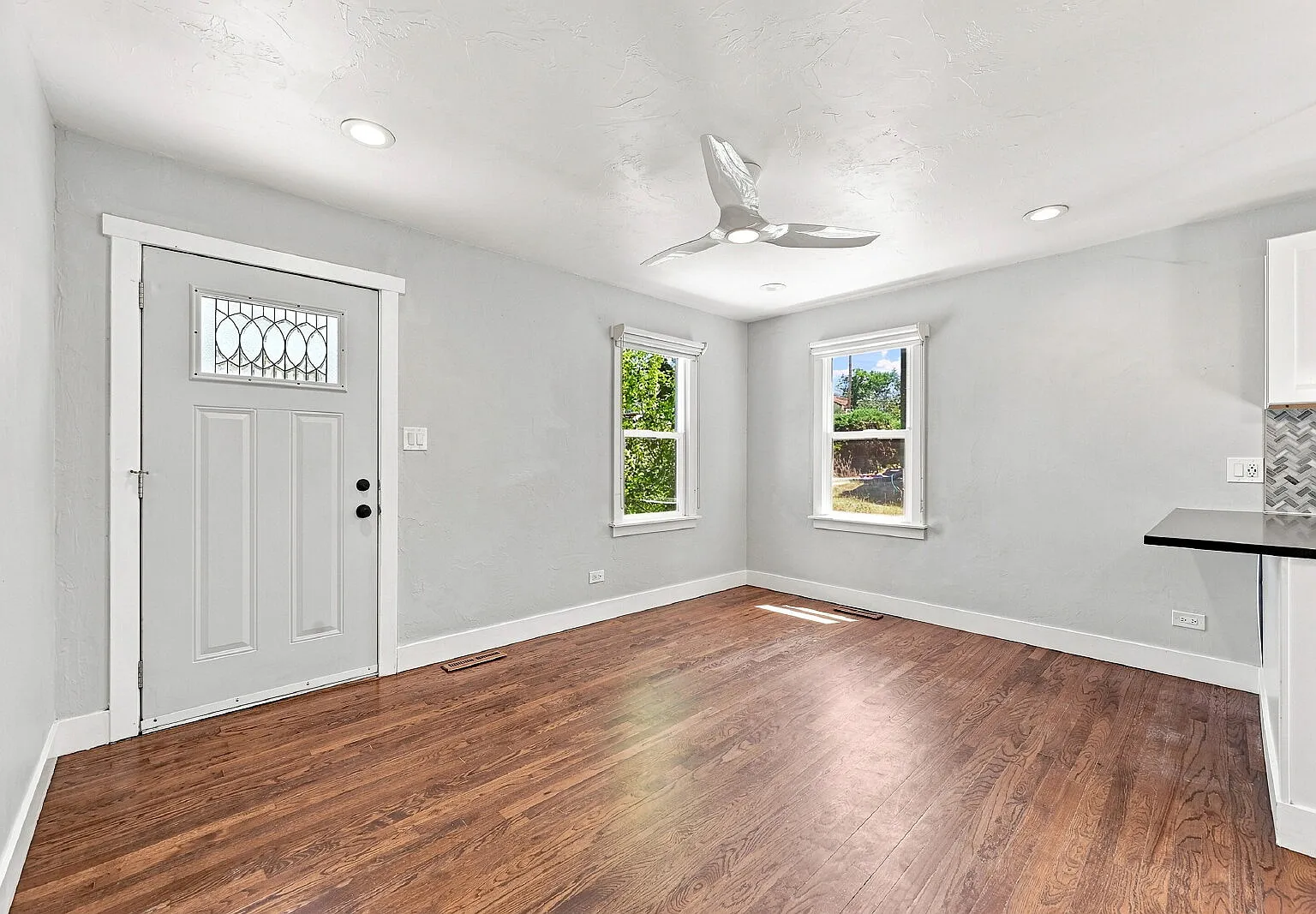 2 bed, 1.0 bath, 600 sqft, $2,341 — Photo 2