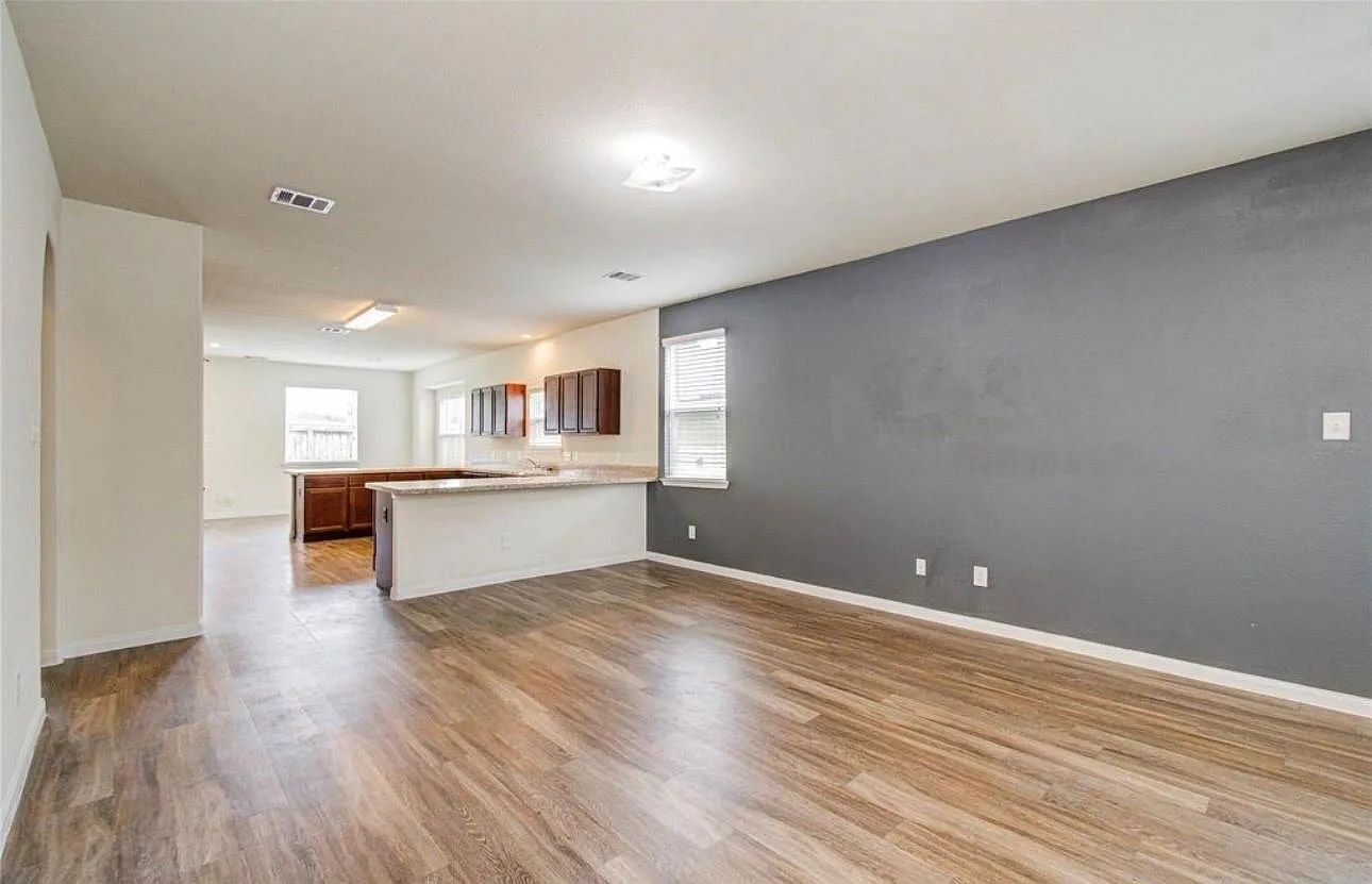 4 bed, 2.5 bath, 2780 sqft, $2,799 — Photo 3