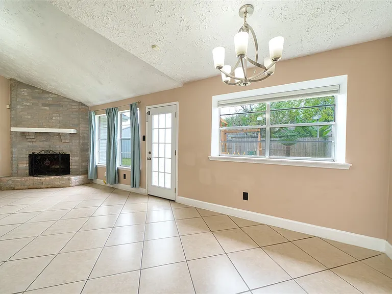 1323 Oakengates Dr — Photo 17