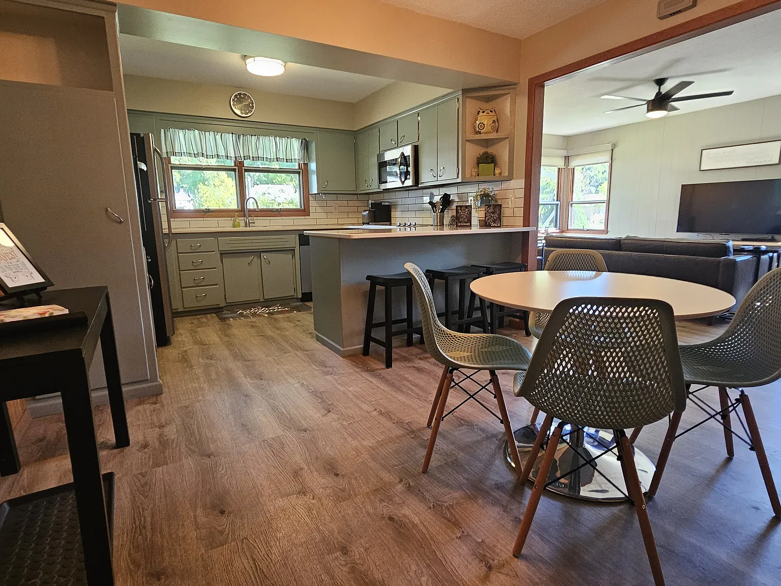 4 bed, 2100 sqft, $3,500 — Photo 2