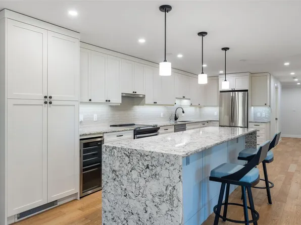2930 Cook St #207, Victoria, BC V8T 3S7