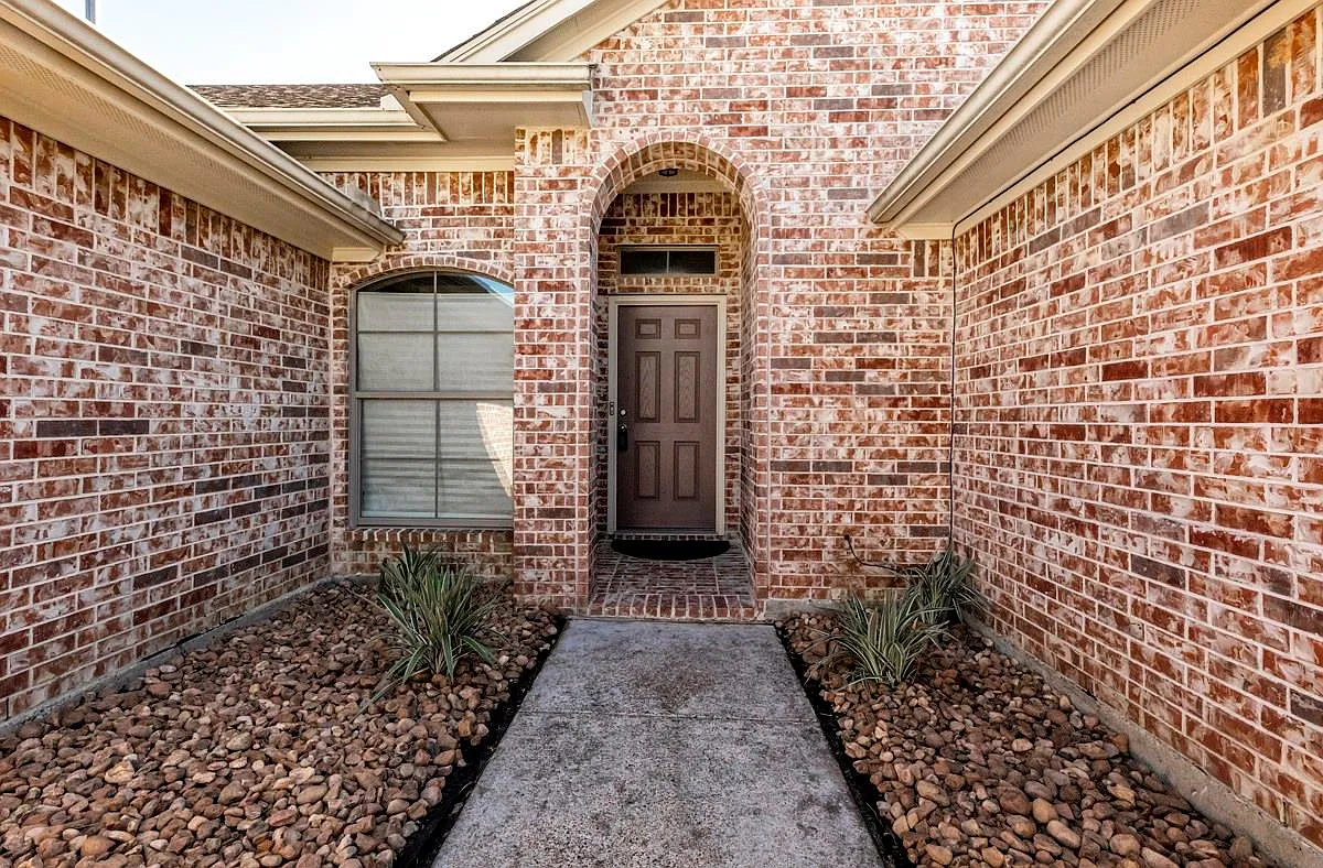 3 bed, 2.0 bath, 1844 sqft, $2,150 — Photo 2