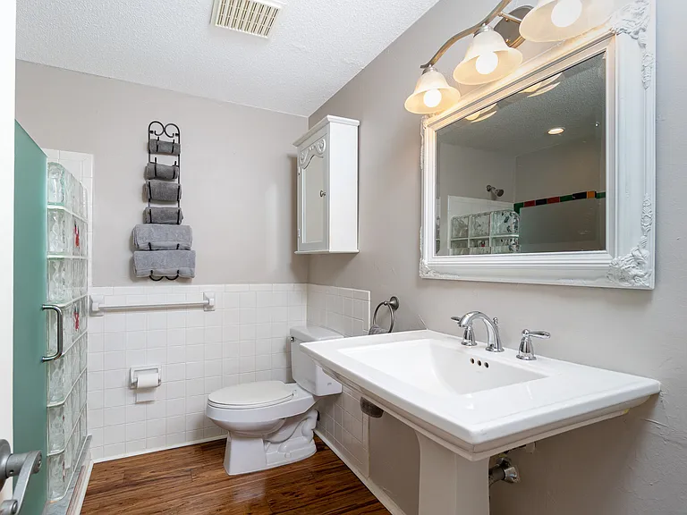 secondary bathroom