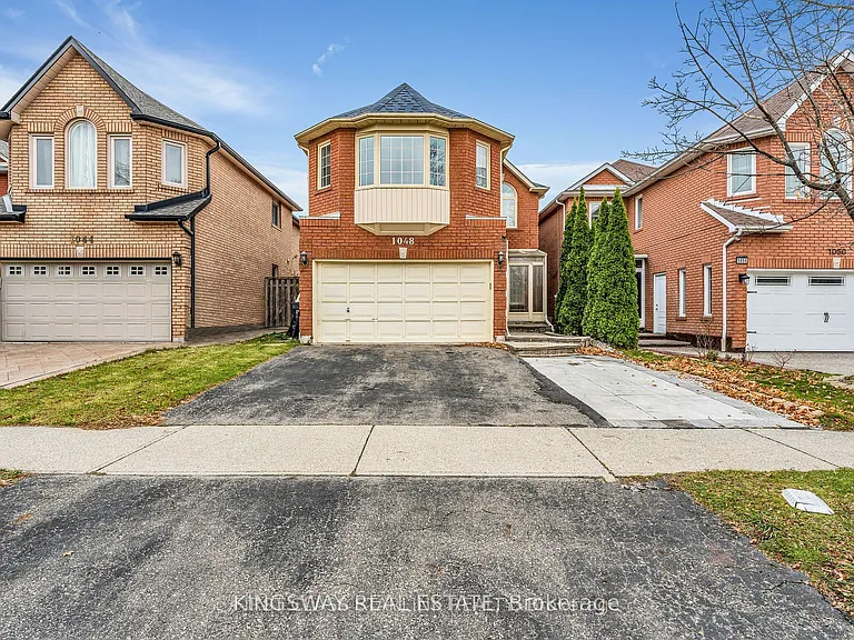 1048 Charminster Cres — Photo 1