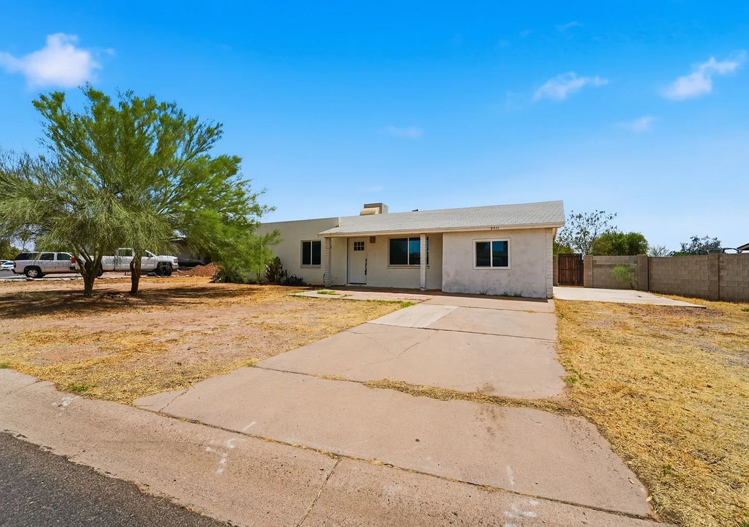 Discover this beautifully renovated 3-bedroom, 2-bath home in Mesa, AZ! — Photo 2