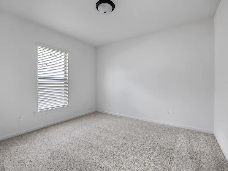 185 Southgate Dr — Photo 2