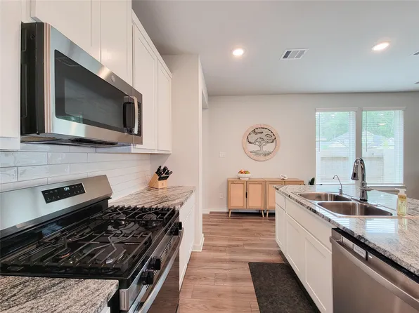 2818 Bluebonnet Ridge Dr, Conroe, TX 77304