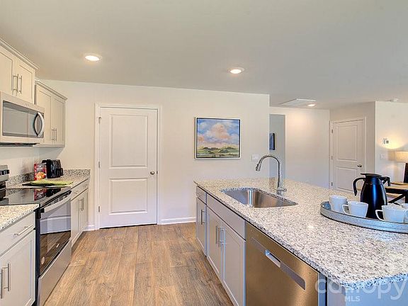 3rd image of 208 Hyder Ridge Rd