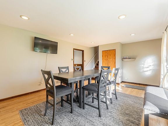 5th image of 816 Foster Ave