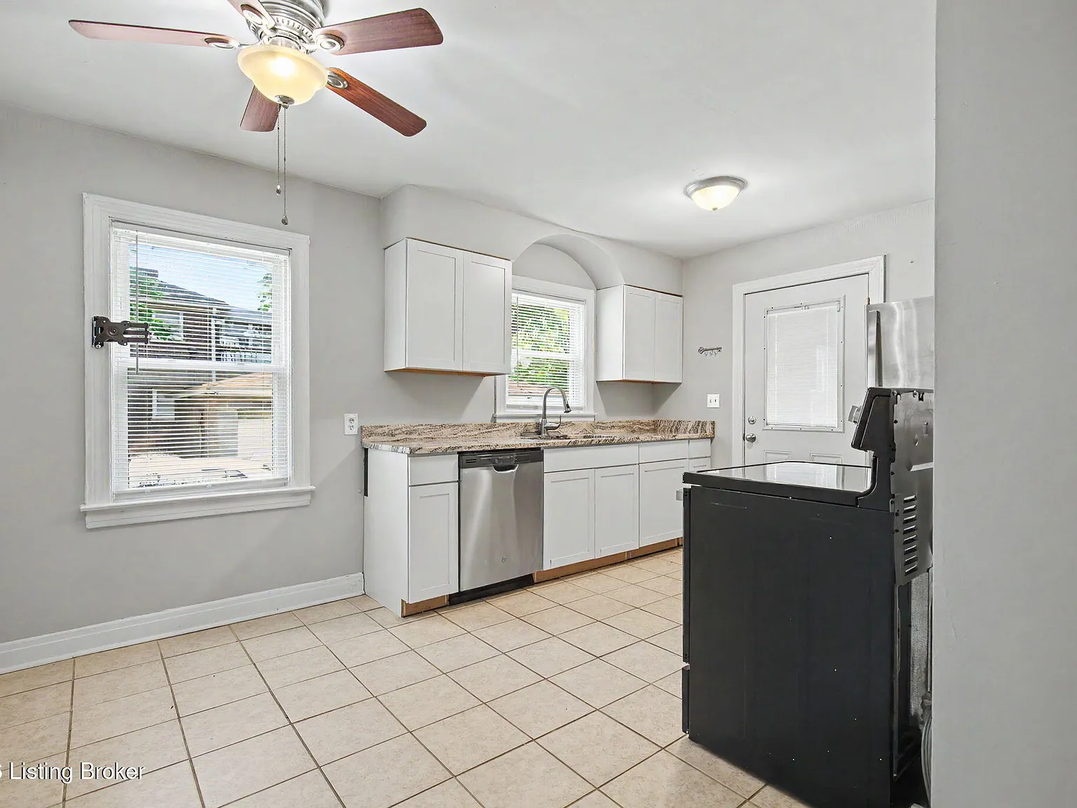 2 bed, 1.0 bath, 925 sqft, $995 — Photo 1