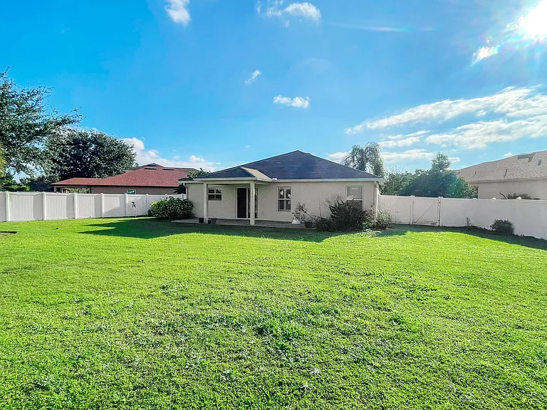 1641 Strathmore Cir — Photo 18