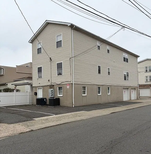 3 bed, 2.0 bath, 1300 sqft, $2,603 — Photo 3