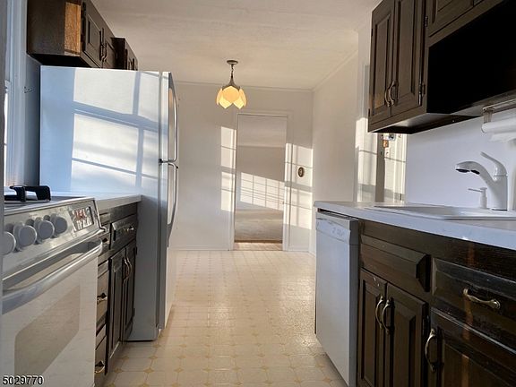 5th image of 106 Lake Dr E