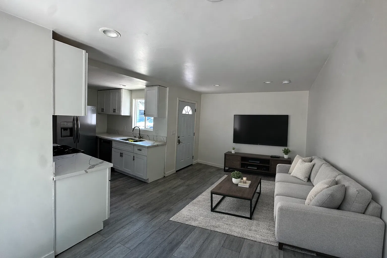 3 bed, 900 sqft, $3,400 — Photo 4