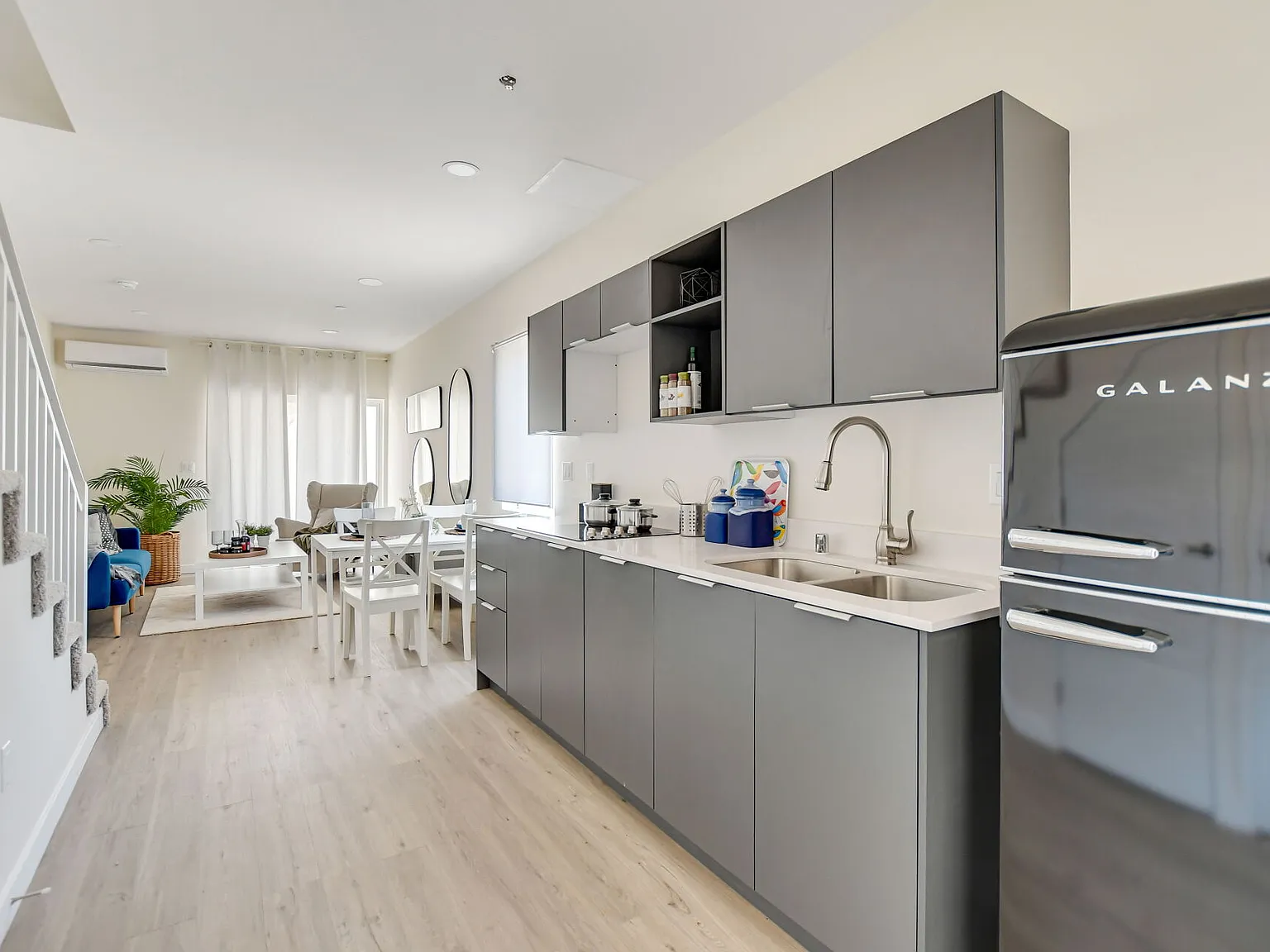 2 bed, 1.5 bath, 990 sqft, $2,195 — Photo 3