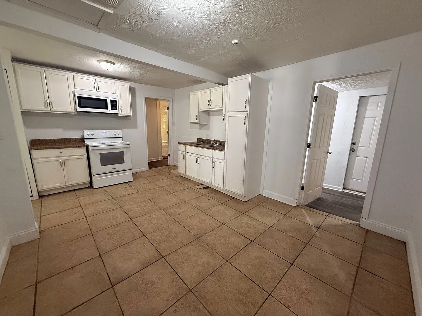 Available Now 4 bedroom 2 full bathroom home! — Photo 3