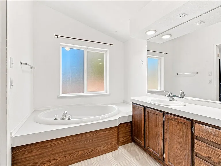 1715 W 1st Ave — Photo 15
