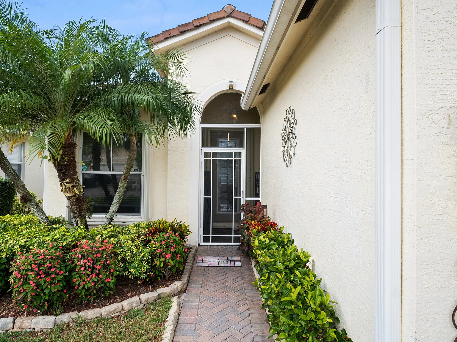 3 bed, 2.0 bath, 1743 sqft, $2,500 — Photo 2