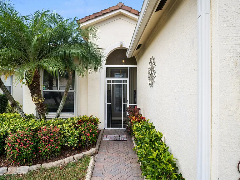 222 SW Manatee Springs Way — Photo 2