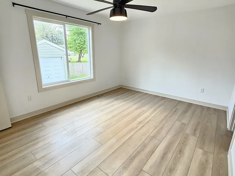 210 E Broadway St — Photo 11