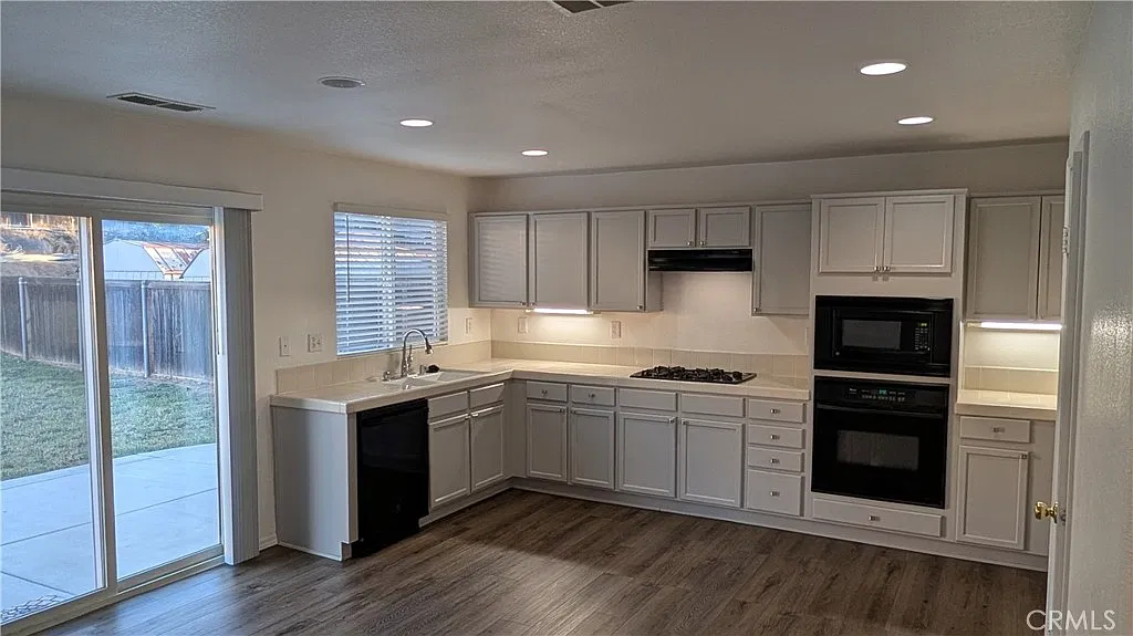 5 bed, 2685 sqft, $3,700 — Photo 4