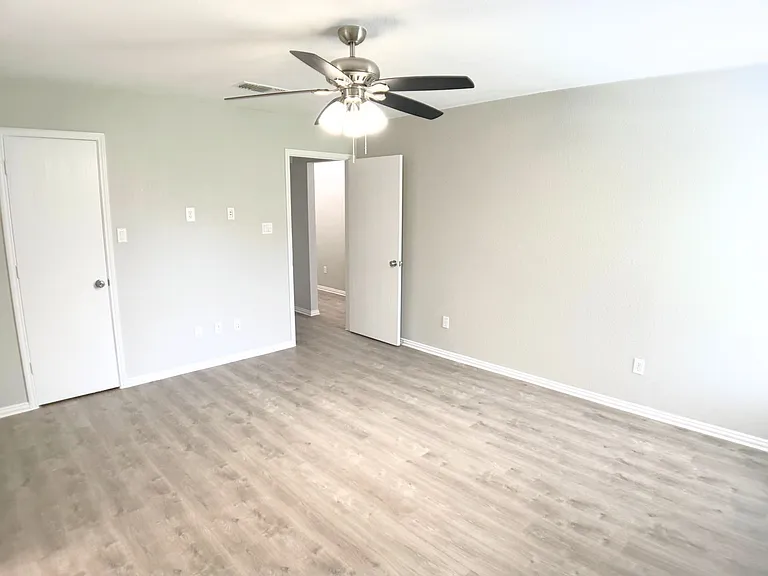 3913 Periwinkle Dr — Photo 6