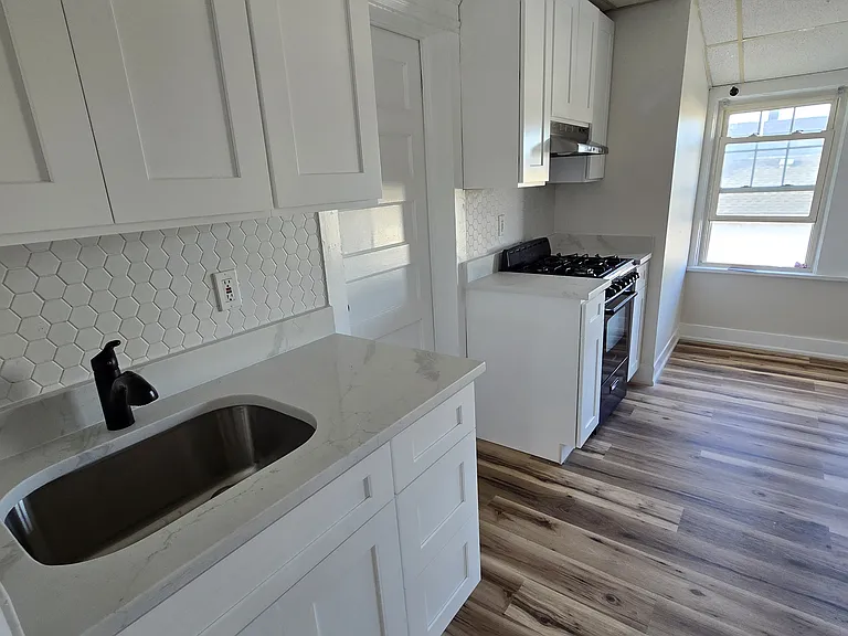 299 Maple St #3 — Photo 4