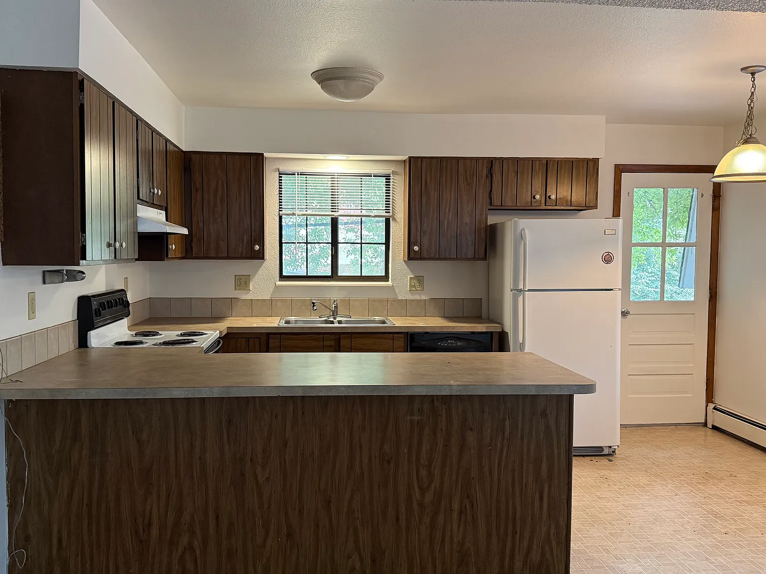 3 bed, 1090 sqft, $2,000 — Photo 2