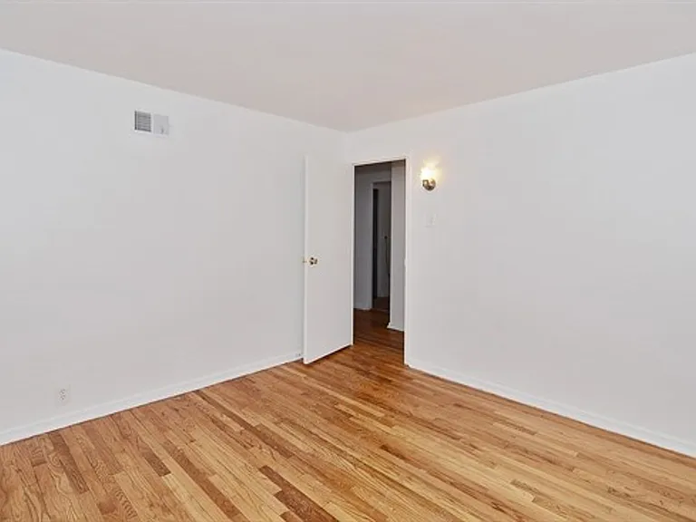 Oakwood Townhomes — Photo 23