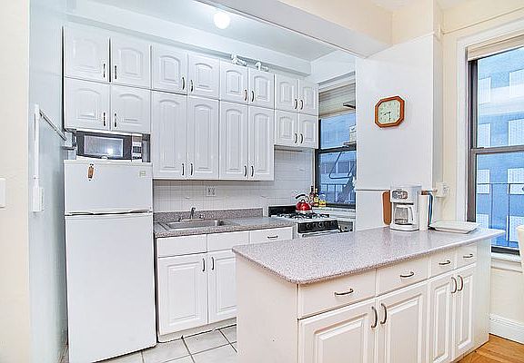 5th image of 135 E 50th St APT 7l